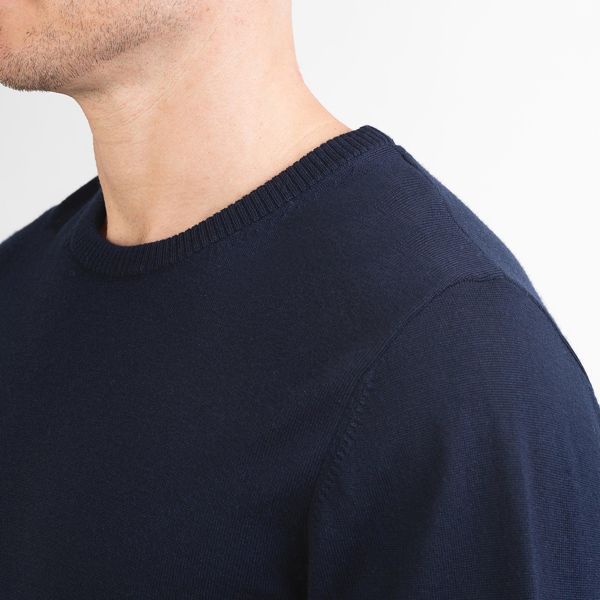 TOM FYFE Merino Herren Crewneck Rundhals-Pullover in Midnight Blue, Detailansicht des Materials 