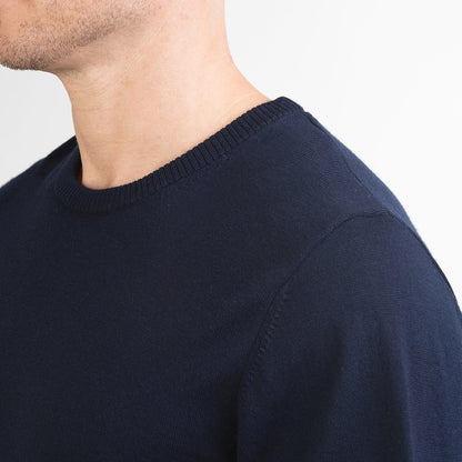 TOM FYFE Merino Herren Crewneck Rundhals-Pullover in Midnight Blue, Detailansicht des Materials 