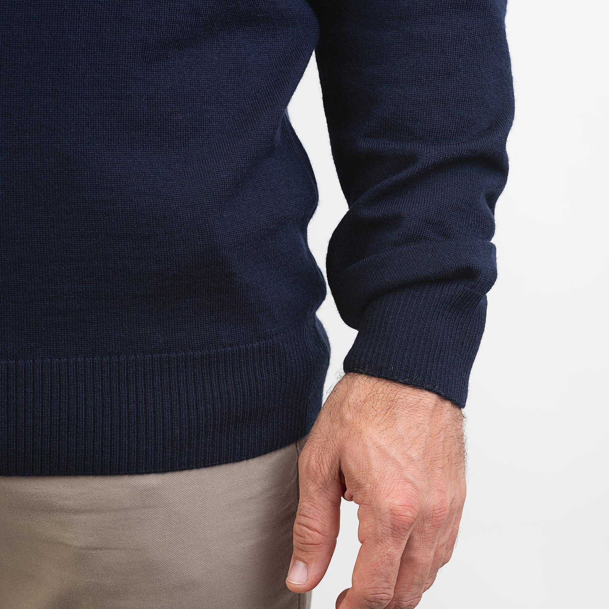 TOM FYFE Merino Herren Crewneck Rundhals-Pullover in Midnight Blue, zweite Detailaufnahme der Stoffstruktur 