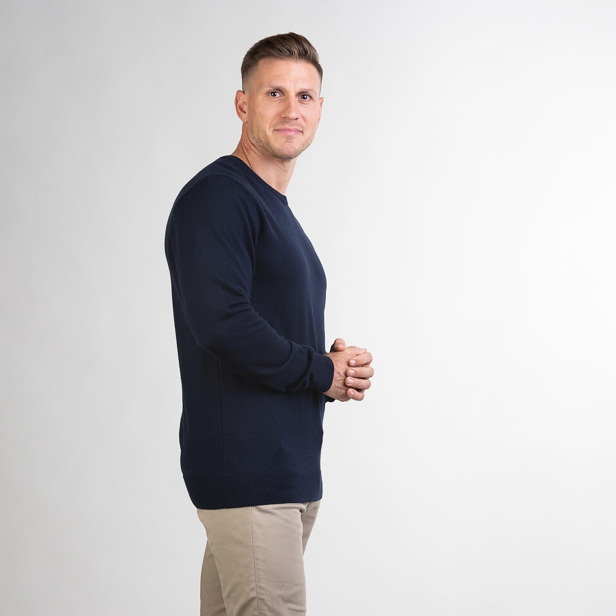TOM FYFE Merino Herren Crewneck Rundhals-Pullover in Midnight Blue, Seitenansicht 