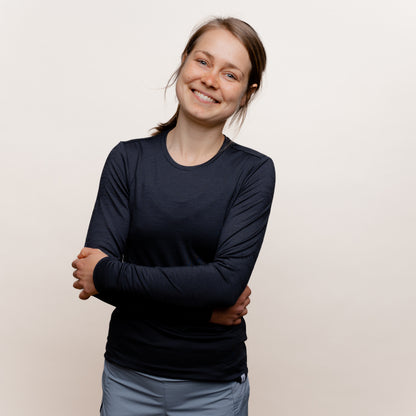 Weibliches Model mit Merino Damen Longsleeve Frontansicht von Tom Fyfe in Anthrazit 
