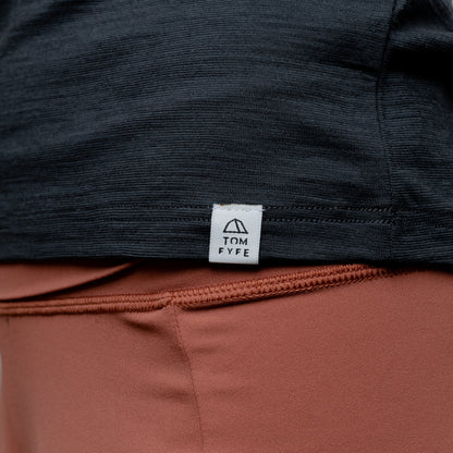 Merino Damen Langarmshirt Label  Nahaufnahme von Tom Fyfe in Anthrazit 