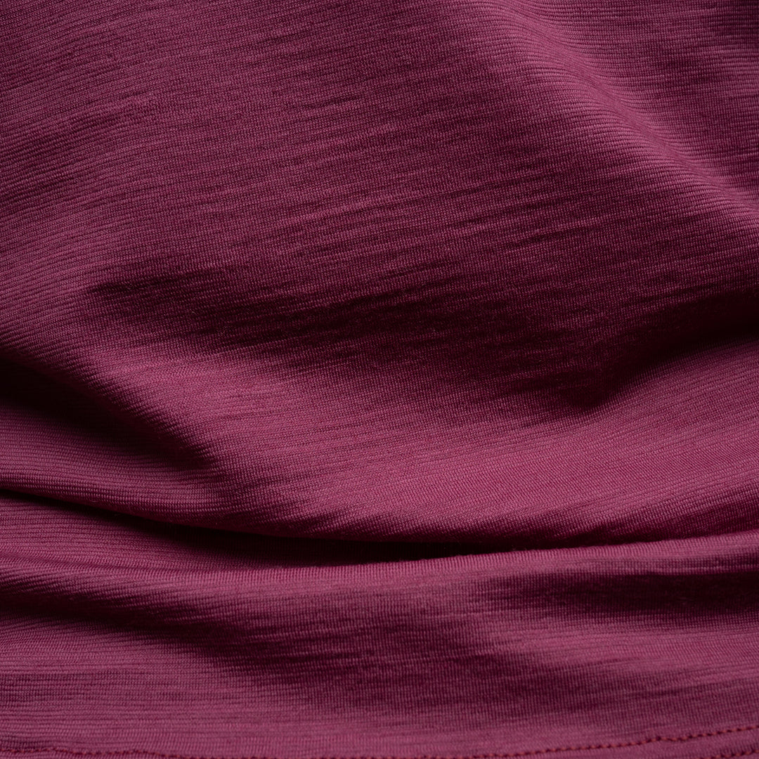 Nahaufnahme vom Stoff von Tom Fyfe Shirt Damen in Brombeere #farbe_brombeere
