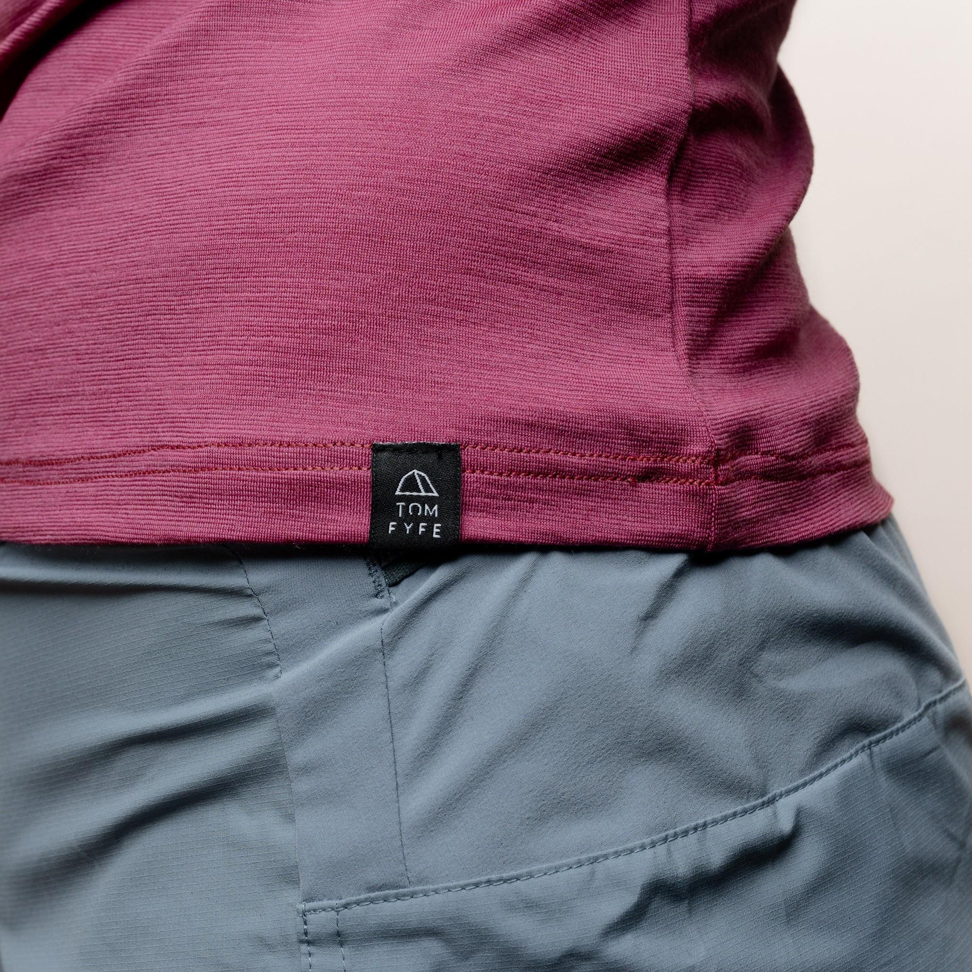 Merino Damen Langarmshirt Label  Nahaufnahme von Tom Fyfe in Brombeere 