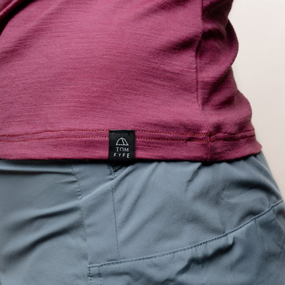 Merino Damen Langarmshirt Label  Nahaufnahme von Tom Fyfe in Brombeere 