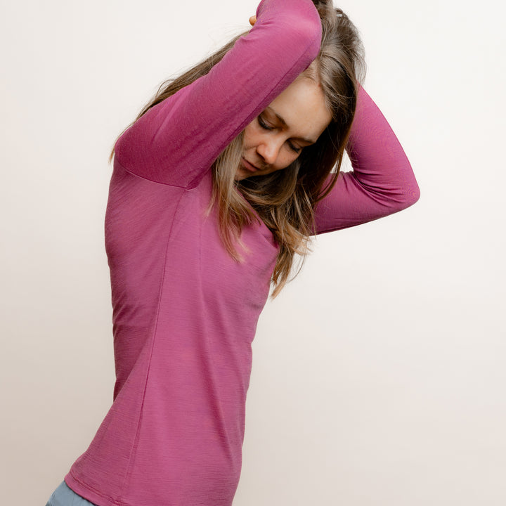 Model mit Merino Damen Langarmshirt Seitenansicht von Tom Fyfe in Brombeere #farbe_brombeere