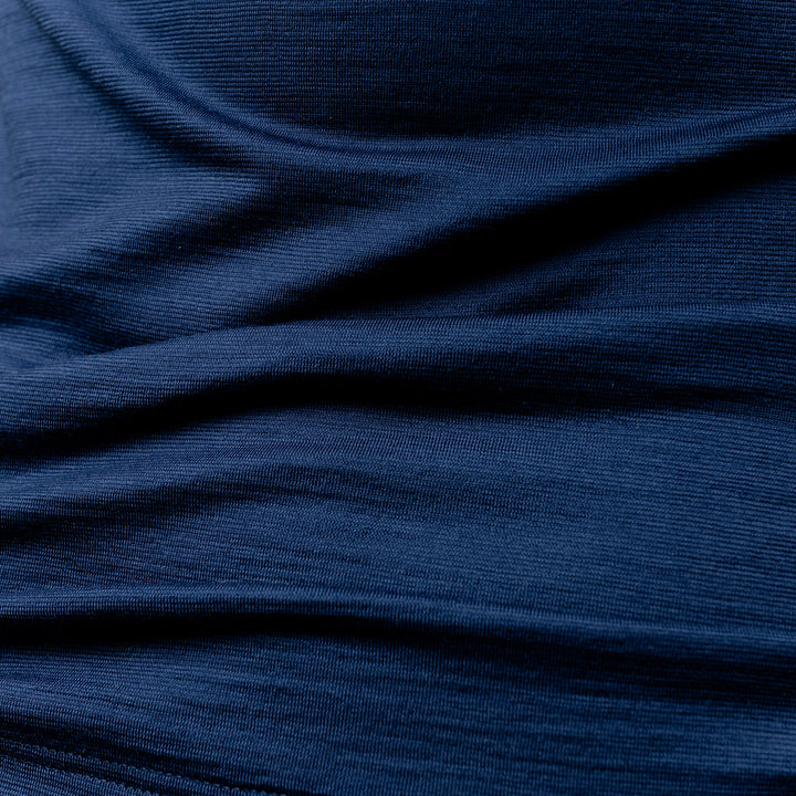 Nahaufnahme vom Stoff von Tom Fyfe Shirt Damen in Marine #farbe_marine