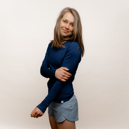 Model mit Merino Damen Langarmshirt Seitenansicht von Tom Fyfe in Marine 