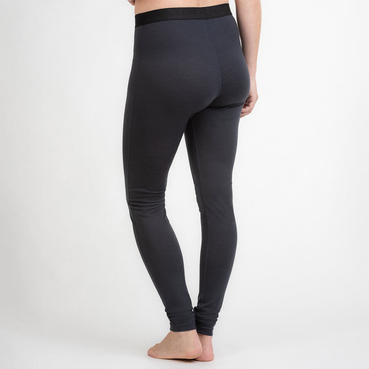 Merino Damen Leggings Hinteransicht getragen von TOM FYFE in Anthrazit #farbe_anthrazit