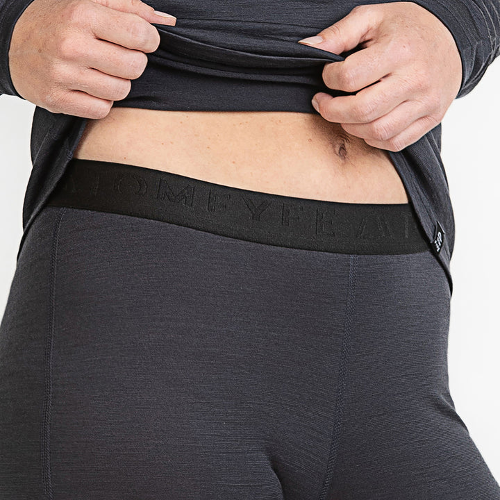 Merino Damen Leggings Nahaufnahme elastischer Bund getragen von TOM FYFE in Anthrazit #farbe_anthrazit