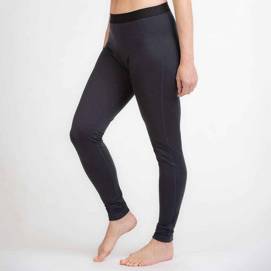 Merino Damen Leggings Seitenansicht getragen von TOM FYFE in Anthrazit #farbe_anthrazit