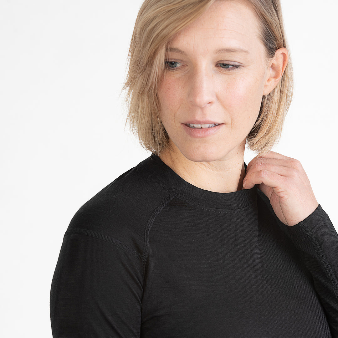 Merino Damen Unterhemd Langarmshirt Frontansicht Nahaufnahme von TOM FYFE in Schwarz #farbe_schwarz