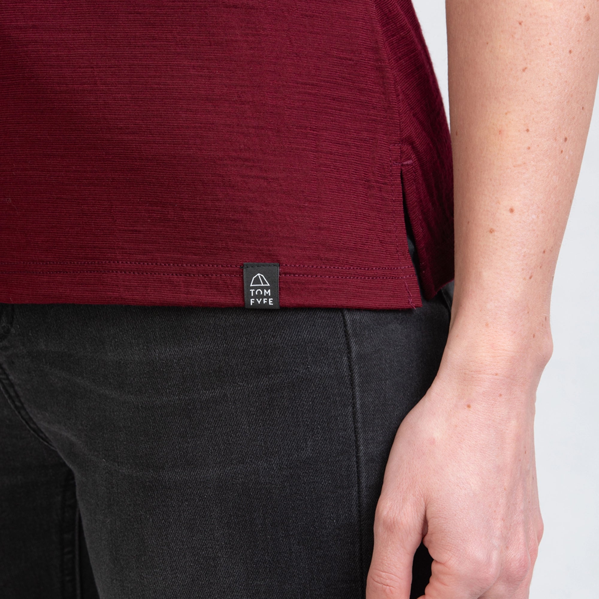 TOM FYFE Merino Damen Polo-Shirt Burgundy Label Detail TF222202 
