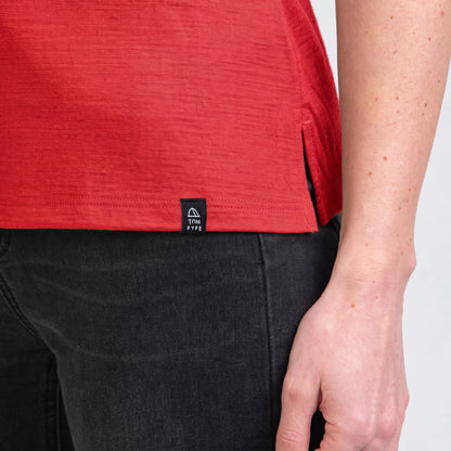 Merino Damen Poloshirt Labelansicht von TOM FYFE in Coral Red 