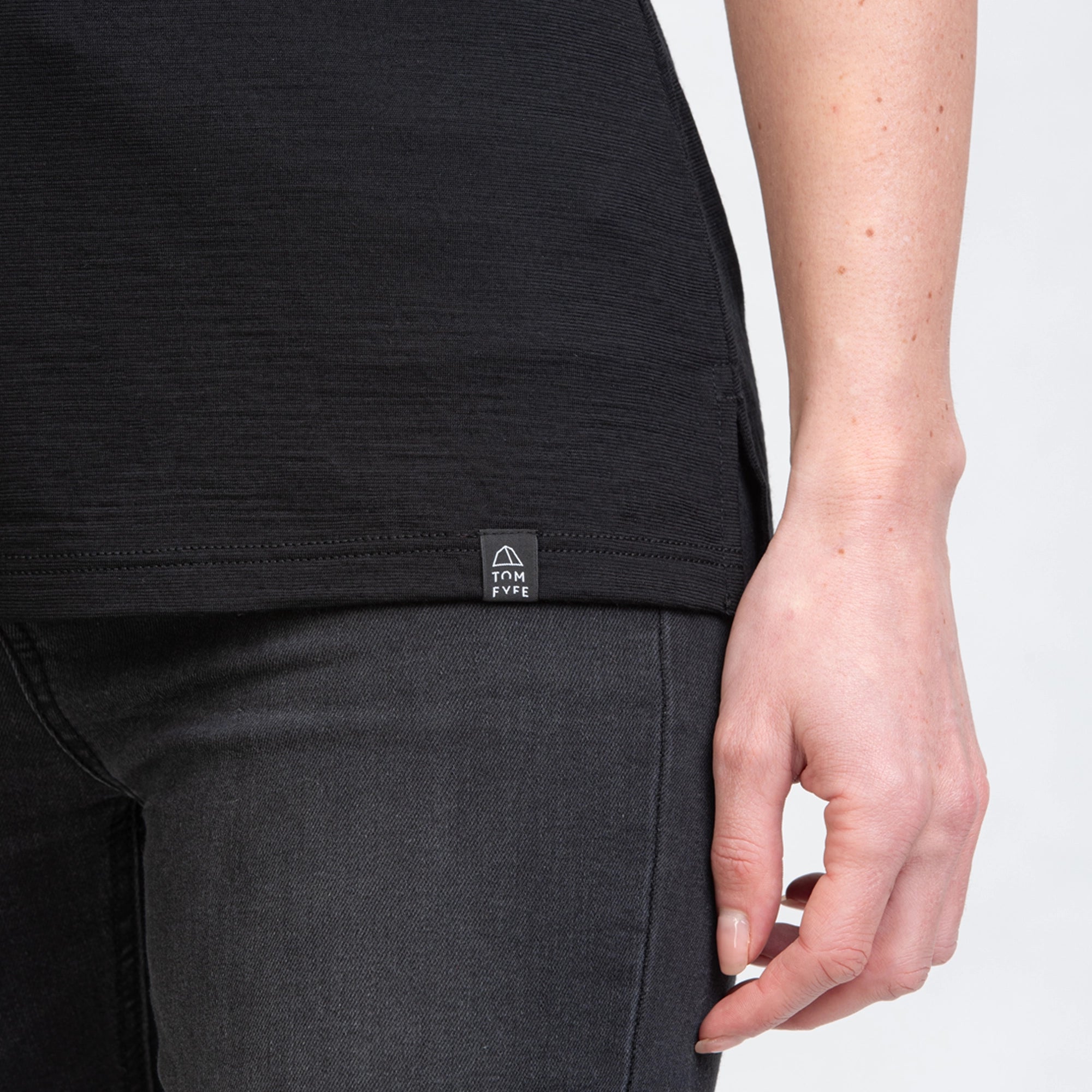 TOM FYFE Merino Damen Polo-Shirt Schwarz Label Detail TF222202 