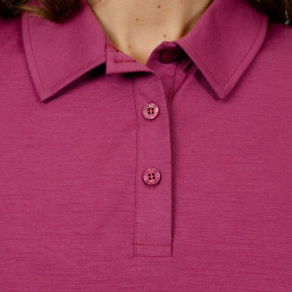 Model mit Merino Damen Poloshirt Kragenbereich von Tom Fyfe in Brombeere 