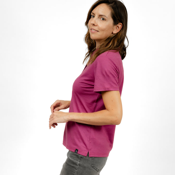 Model mit Merino Damen Poloshirt Seitenansicht von Tom Fyfe in Brombeere #farbe_brombeere