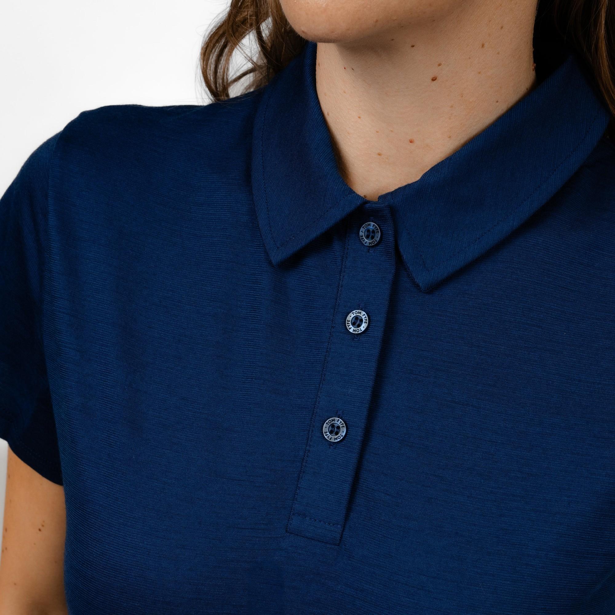 Model mit Merino Damen Poloshirt Frontansicht 2 von Tom Fyfe in Marine 