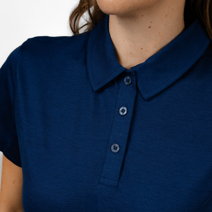 Model mit Merino Damen Poloshirt Frontansicht 2 von Tom Fyfe in Marine #farbe_marine