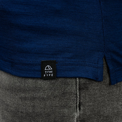 Model mit Merino Damen Poloshirt Label von Tom Fyfe in Marine 