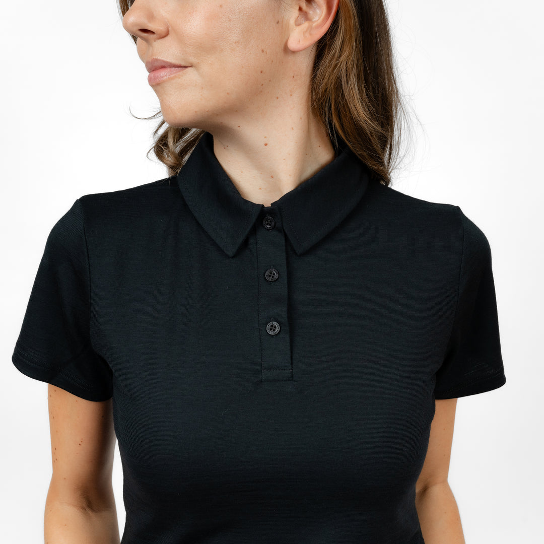 Model mit Merino Damen Poloshirt Kragenbereich von Tom Fyfe in Schwarz #farbe_schwarz