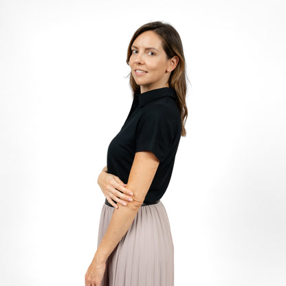 Model mit Merino Damen Poloshirt Seitenansicht von Tom Fyfe in Schwarz 