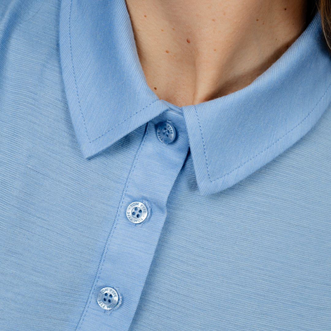 Model mit Merino Damen Poloshirt Kragenbereich von Tom Fyfe in Steelblue #farbe_steelblue