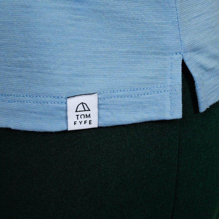 Model mit Merino Damen Poloshirt Label von Tom Fyfe in Steelblue #farbe_steelblue