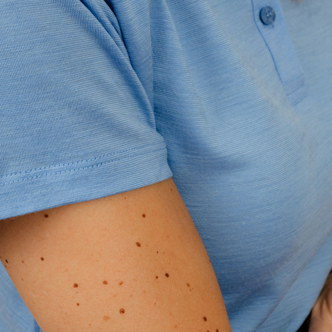 Model mit Merino Damen Poloshirt Nahaufnahme von Tom Fyfe in Steelblue #farbe_steel-blue