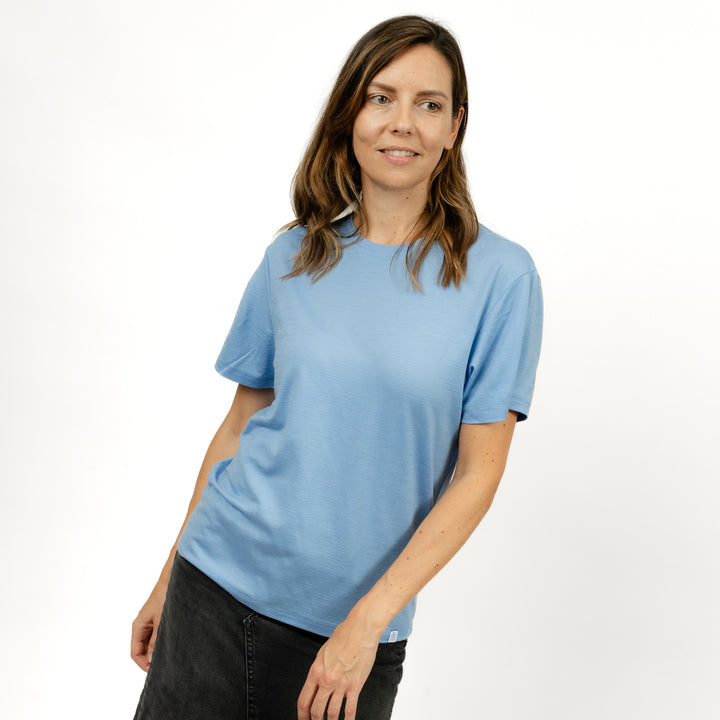 Weibliches Model mit Merino T-Shirt Regular Fit Unisex Frontansicht von TOM FYFE in Steelblue #farbe_steelblue