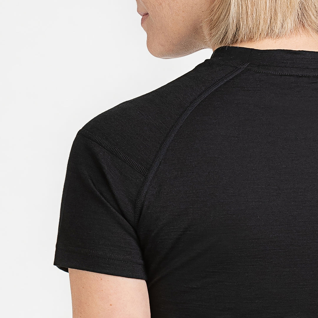 Merino Damen Unterhemd T-Shirt Nahaufnahme Hinteransicht von TOM FYFE in Schwarz #farbe_schwarz