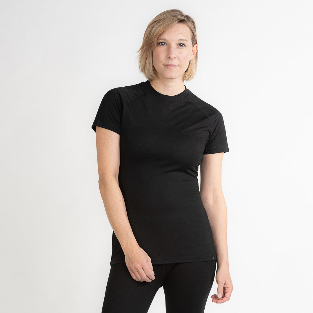 Merino Damen Unterhemd T-Shirt Nahaufnahme Frontansicht von TOM FYFE in Schwarz #farbe_schwarz