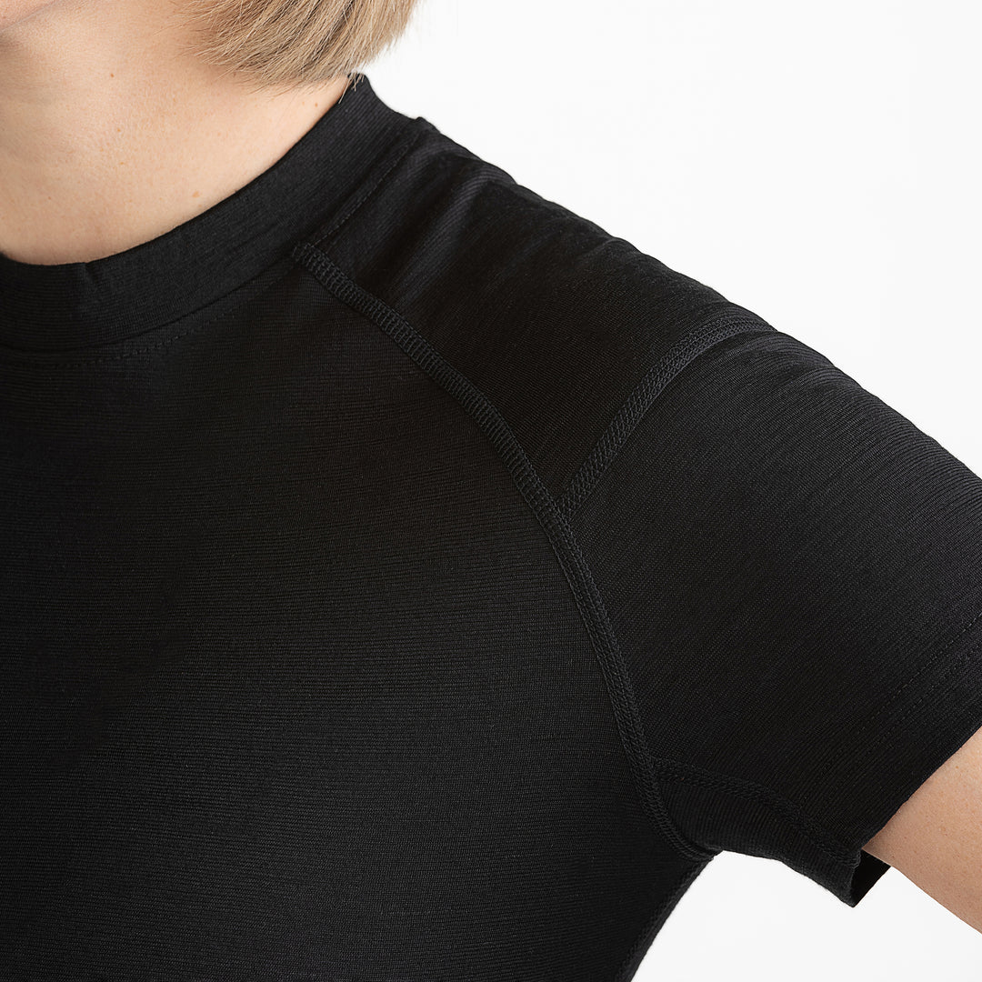 Merino Damen Unterhemd T-Shirt Nahaufnahme Frontansicht von TOM FYFE in Schwarz #farbe_schwarz