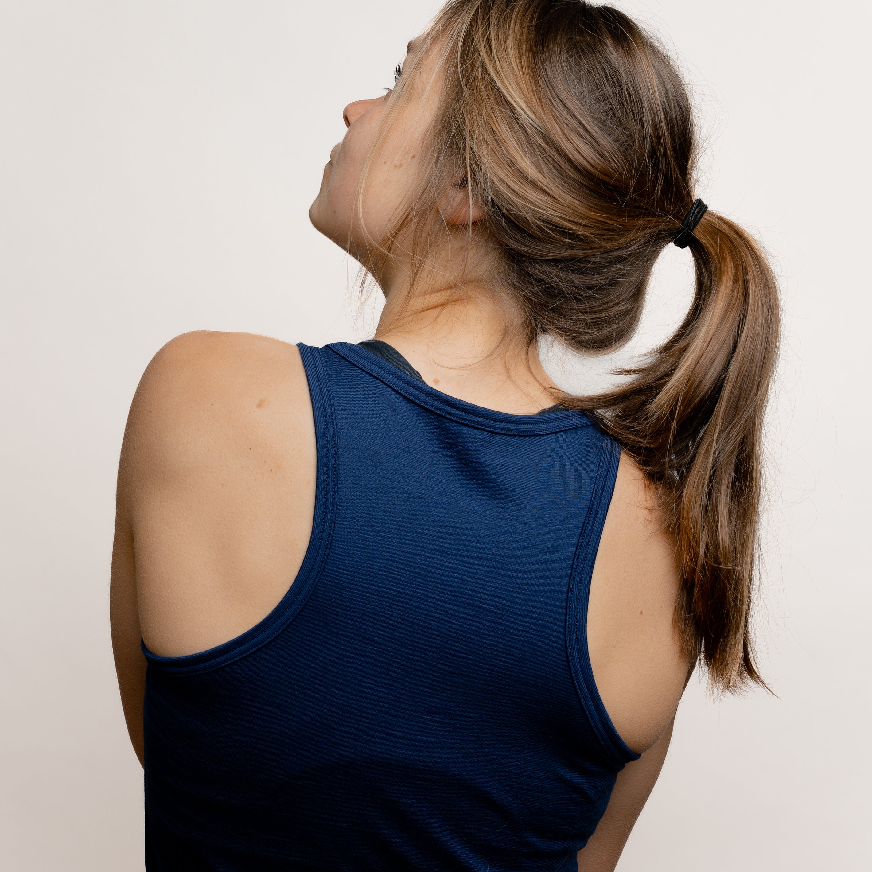 Model im Merino Damen Tank-Top von Tom Fyfe in Marine Rückansicht 