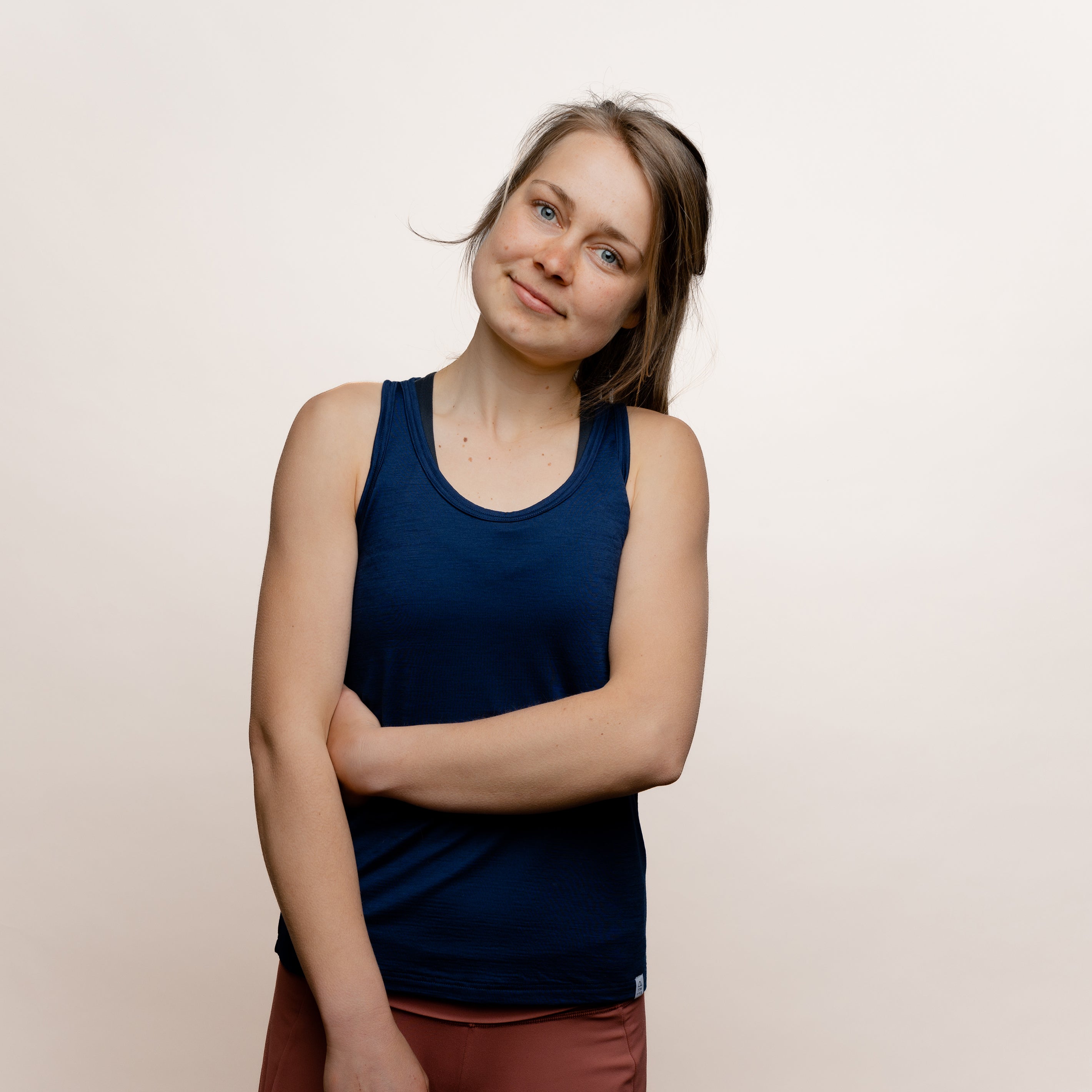 Model mit Merino Damen Tank-Top von Tom Fyfe in Marine Frontansicht 