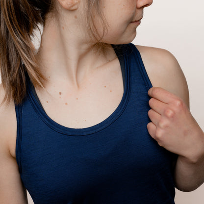 Model mit Merino Damen Tank-Top von Tom Fyfe in Marine Nahaufnahme Schulter Brust Bereich 