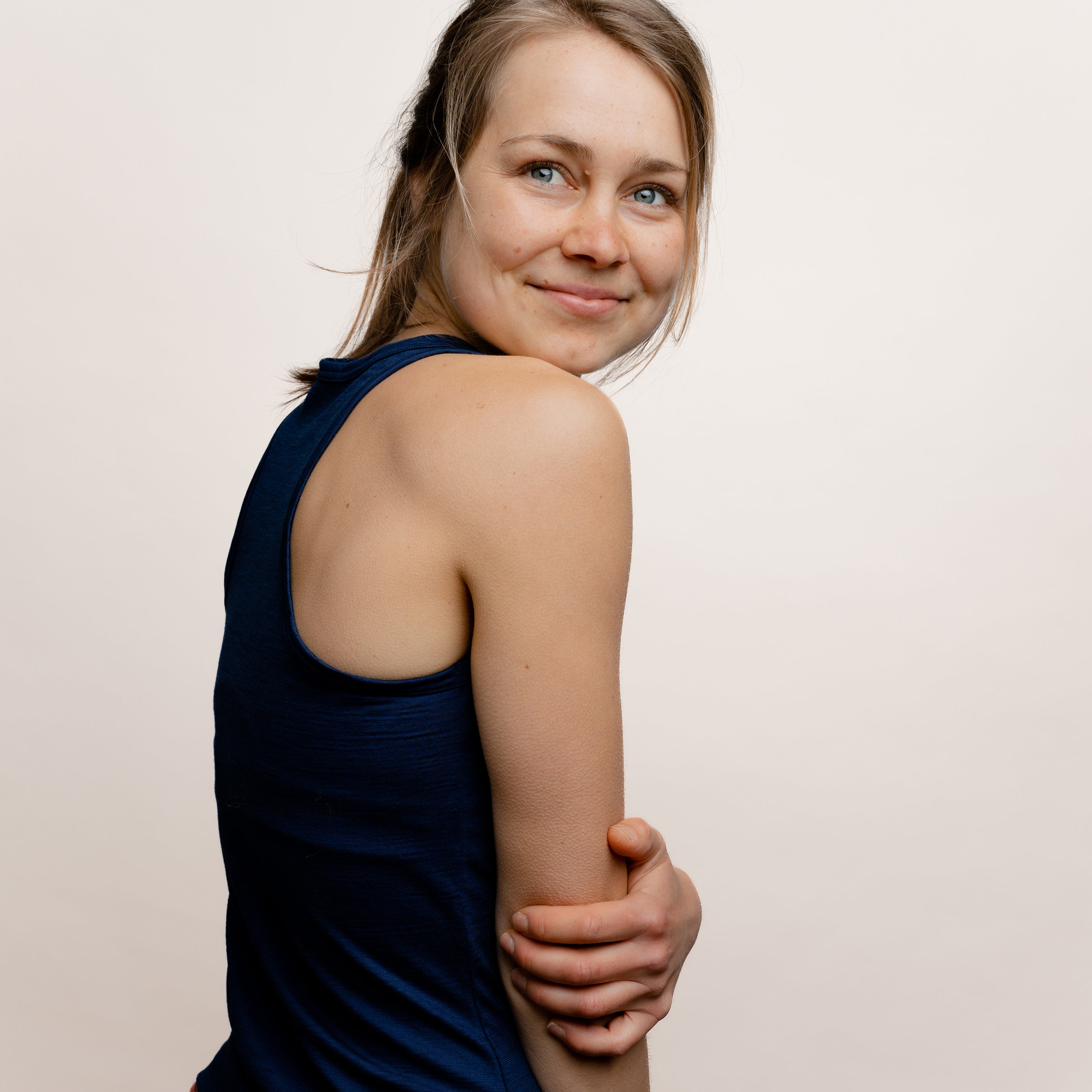 Model mit Merino Damen Tank-Top von Tom Fyfe in Marine Seitenansicht 