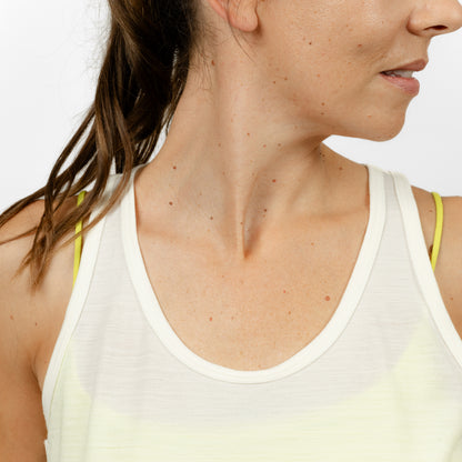 Model mit Merino Damen Tank-Top von Tom Fyfe in Weiss Nahaufnahme Schulter Brust Bereich 
