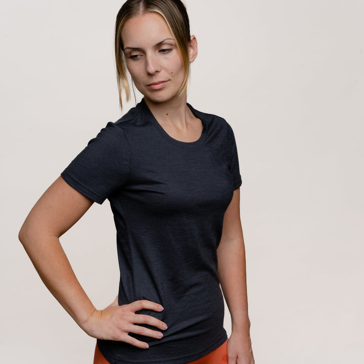 Model mit Merino Damen Shirt Seitenansicht von Tom Fyfe in Anthrazit 