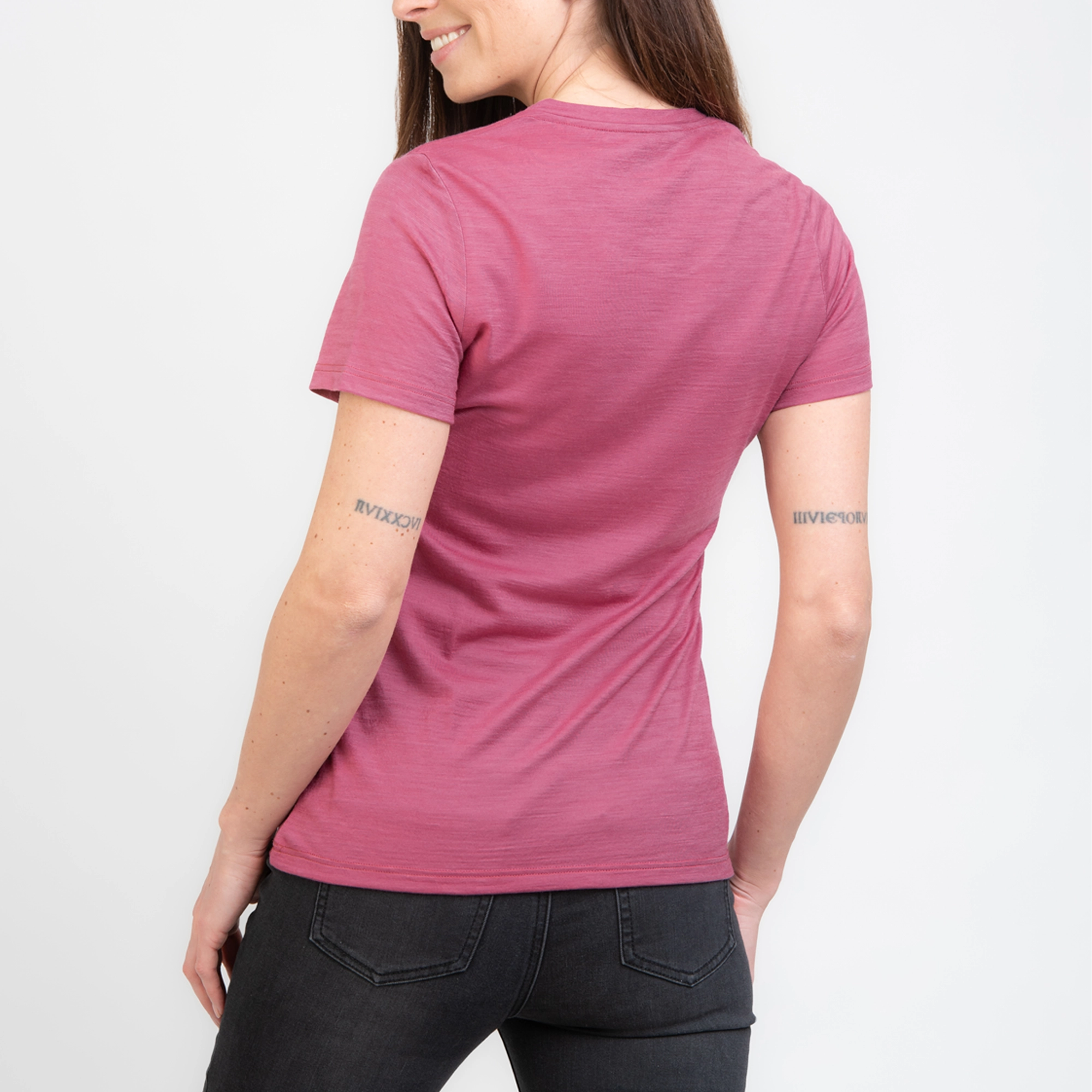 Model mit Merino Damen Shirt Ruckenansicht von TOM FYFE in Brombeere 