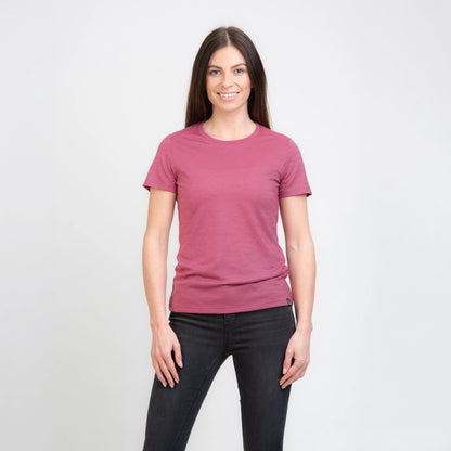 Model mit Merino Damen Shirt Frontansicht von TOM FYFE in Brombeere 