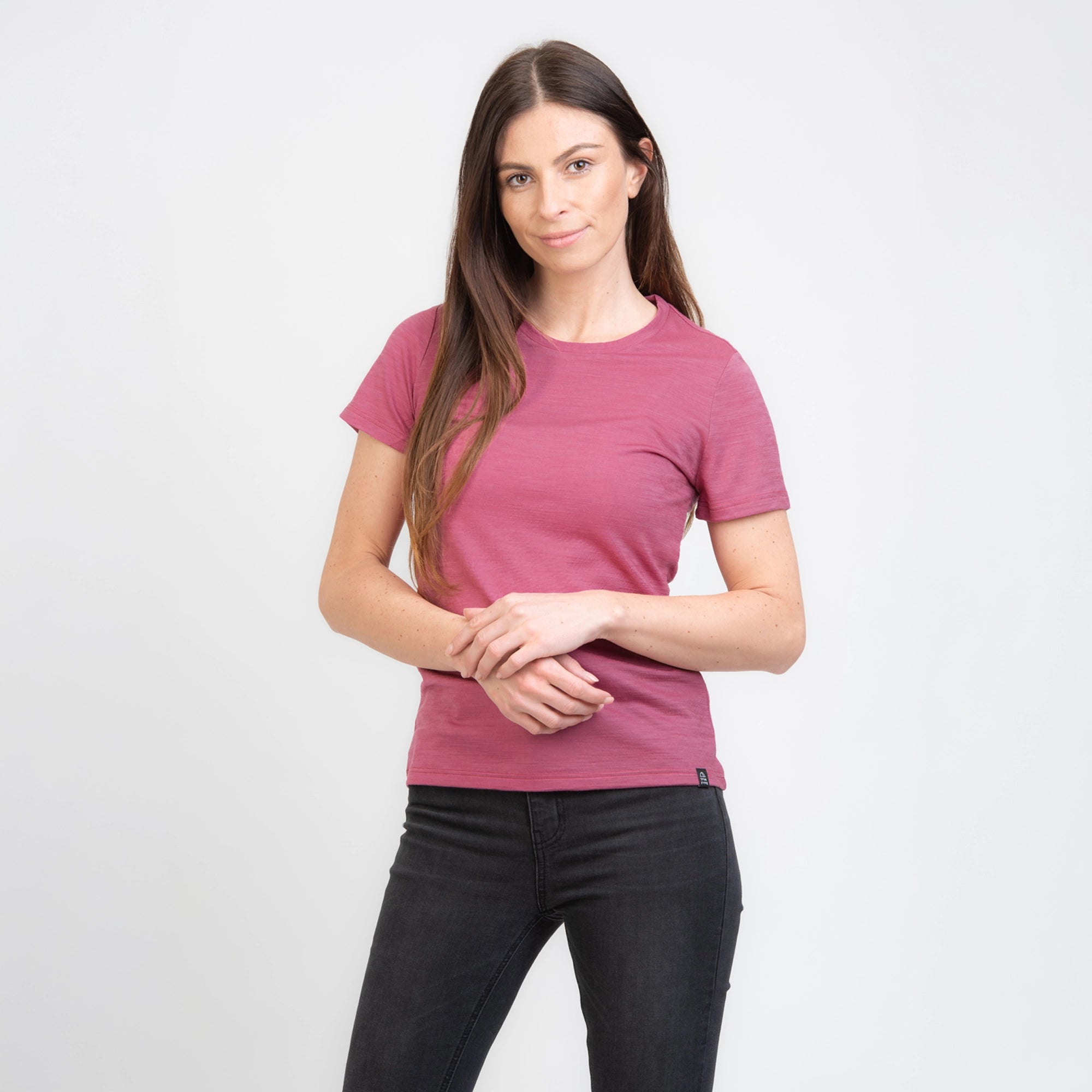 Model mit Merino Damen Shirt Frontansicht von TOM FYFE in Brombeere 