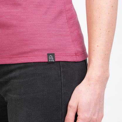 Model mit Merino Damen Shirt mit angenaehtem Stofflabel mit Logo von TOM FYFE in Brombeere 