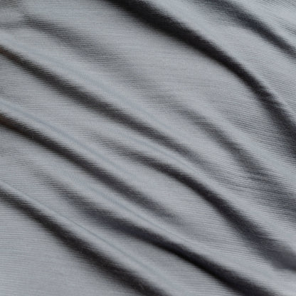 Merino Damen Shirt von Tom Fyfe Detailaufnahme der Stofffarbe Hellgrau