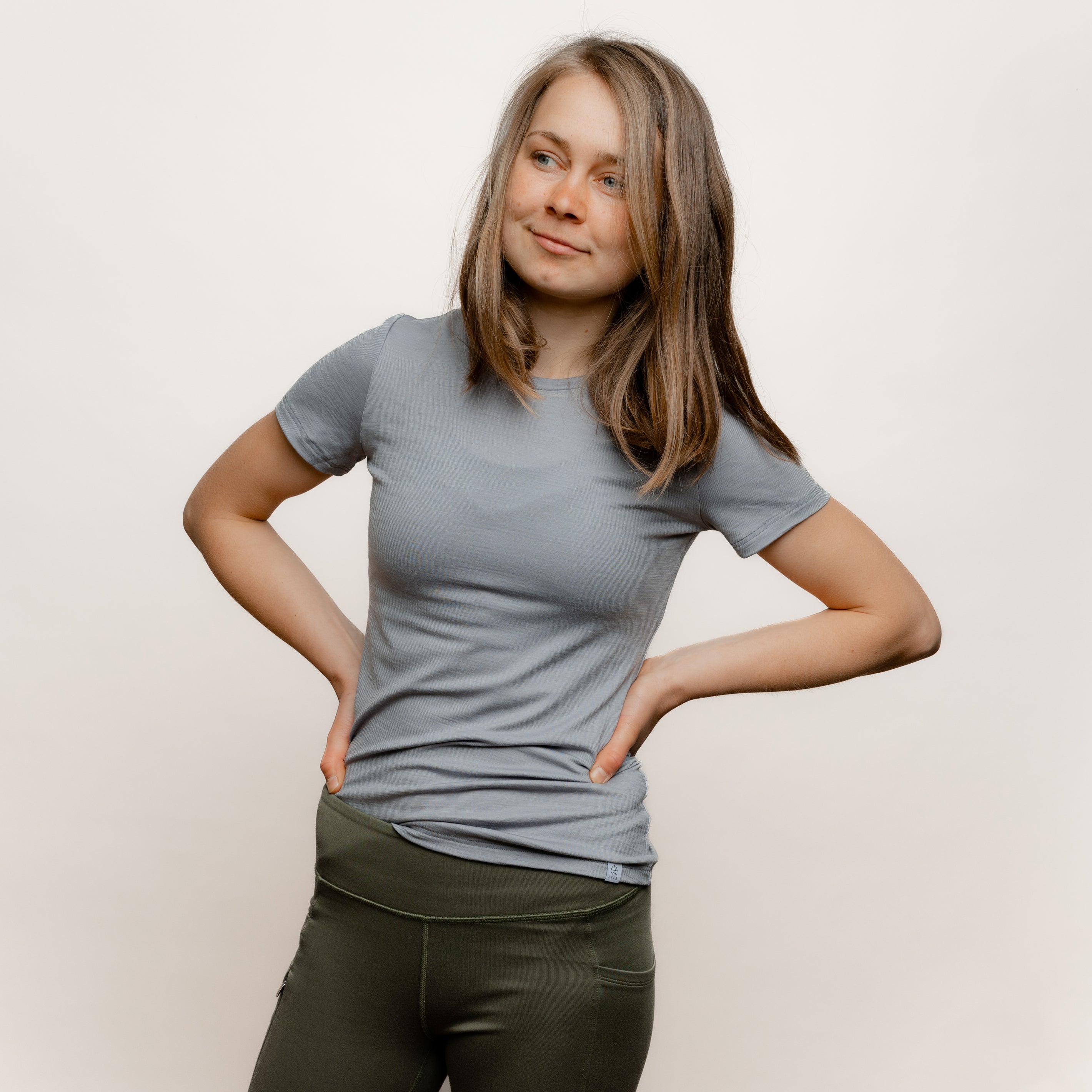 Model im Merino Damen Shirt von Tom Fyfe in Hellgrau Frontansicht 