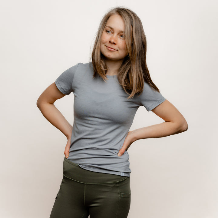 Model im Merino Damen Shirt von Tom Fyfe in Hellgrau Frontansicht #farbe_hellgrau