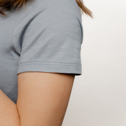 Model im Merino Damen Shirt von Tom Fyfe in Hellgrau Nahaufnahme Ärmel 