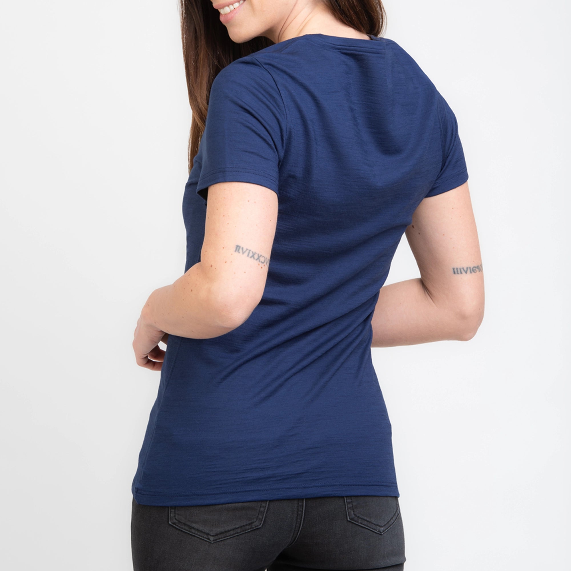 Model mit Merino Damen Shirt Ruckenansicht von TOM FYFE in Marineblau 
