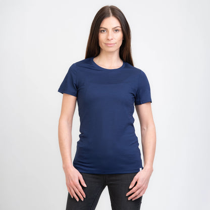 Model mit Merino Damen Shirt Frontansicht von TOM FYFE in Marineblau 