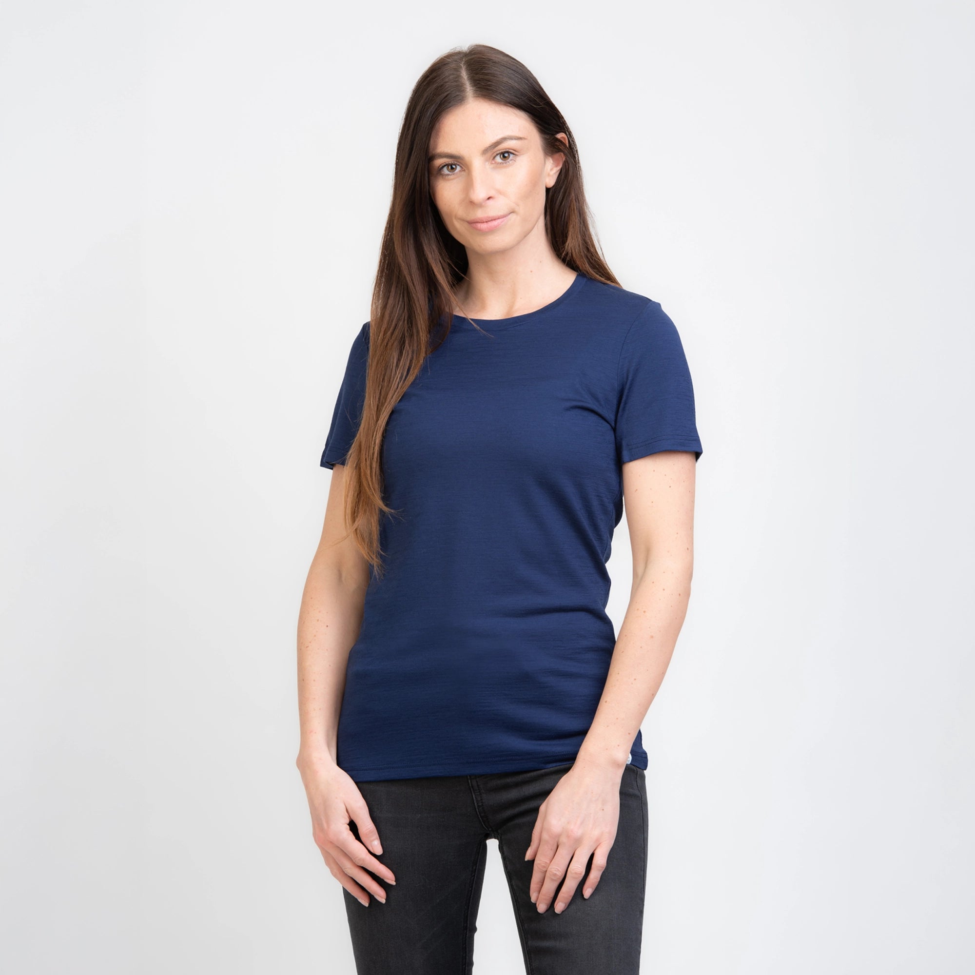 Model mit Merino Damen Shirt Frontansicht von TOM FYFE in Marineblau 